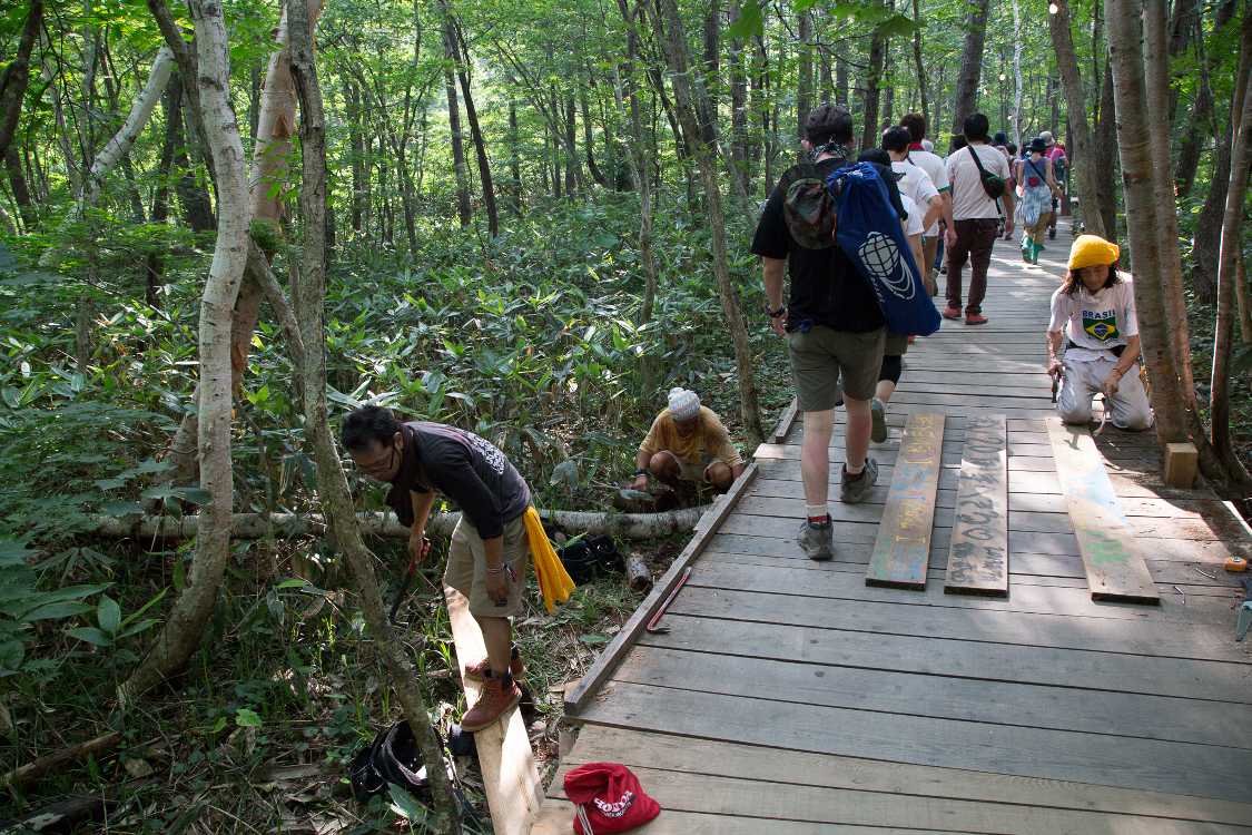 ボードウォークを直す人。