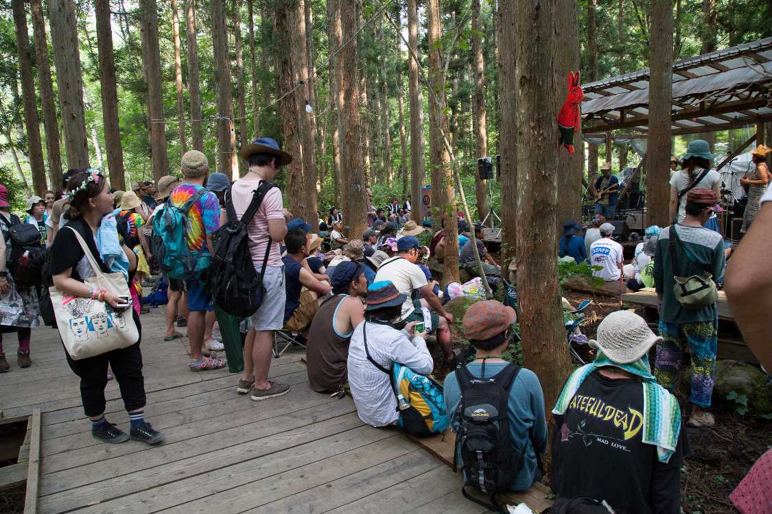 以前は通路とステージがもっと近かったような気がします。