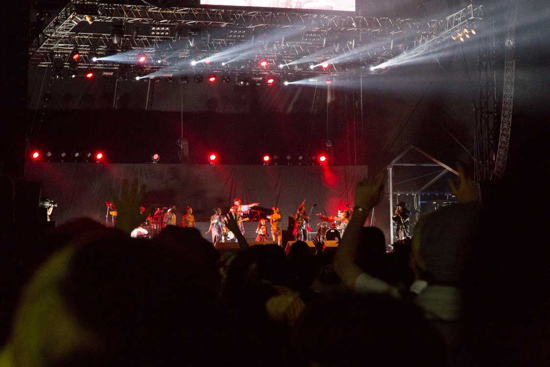 毎回多人数でライブをやる。