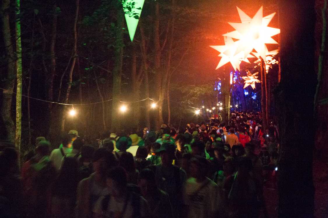 グリーンステージの電気グルーヴ終了後の行列。