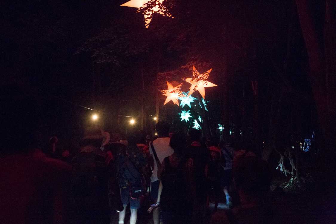 脇に引いてある電球に装飾はなかった。