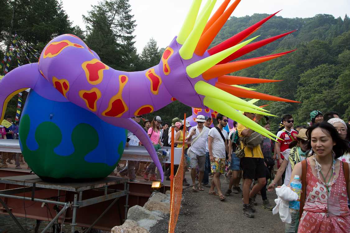 ホワイト橋のいそぎんちゃくのようなオブジェ。