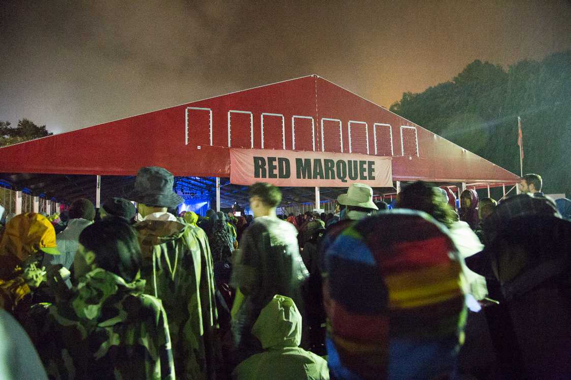 日曜、ロードの直前。フレーミング・リップスとジャック・ジョンソンのちょうど間になったので客は多い。