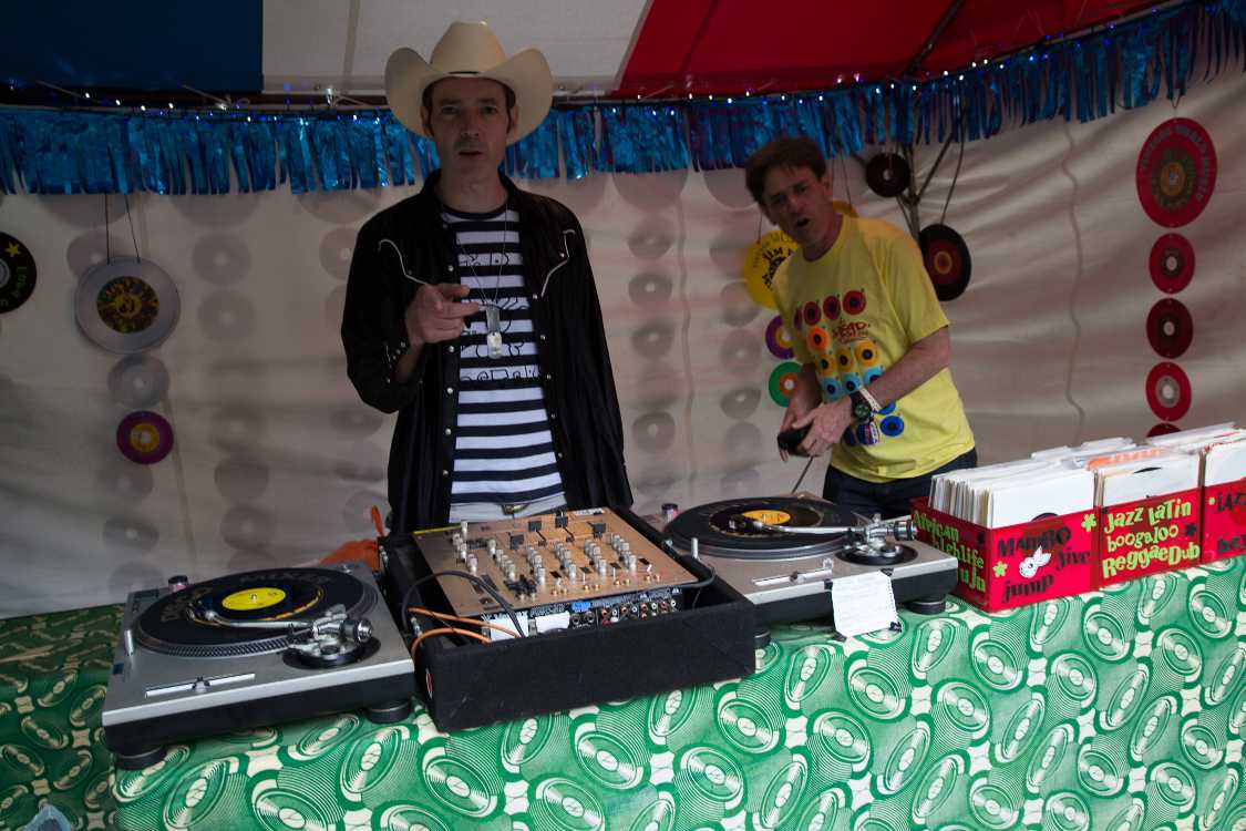 CDを使わず、アナログ盤でDJをやる。