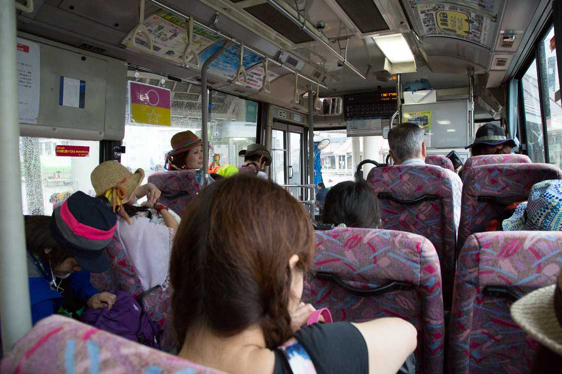 座席は観光バス。