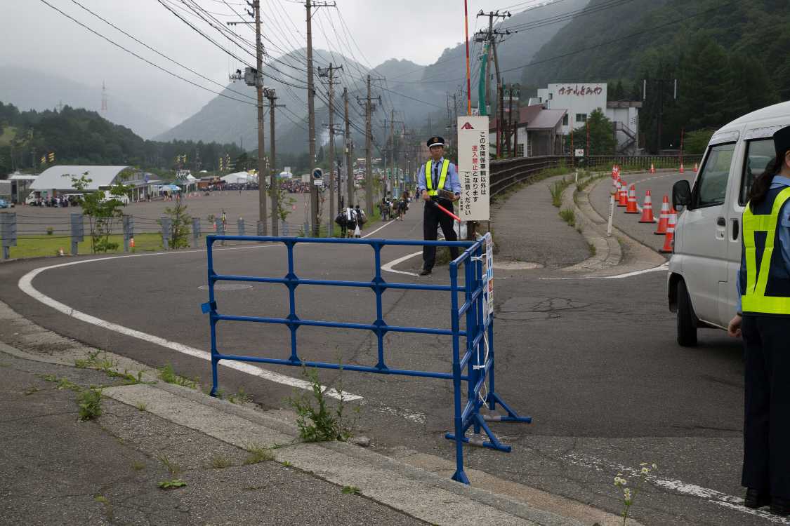 国道から場外導線への入り口。