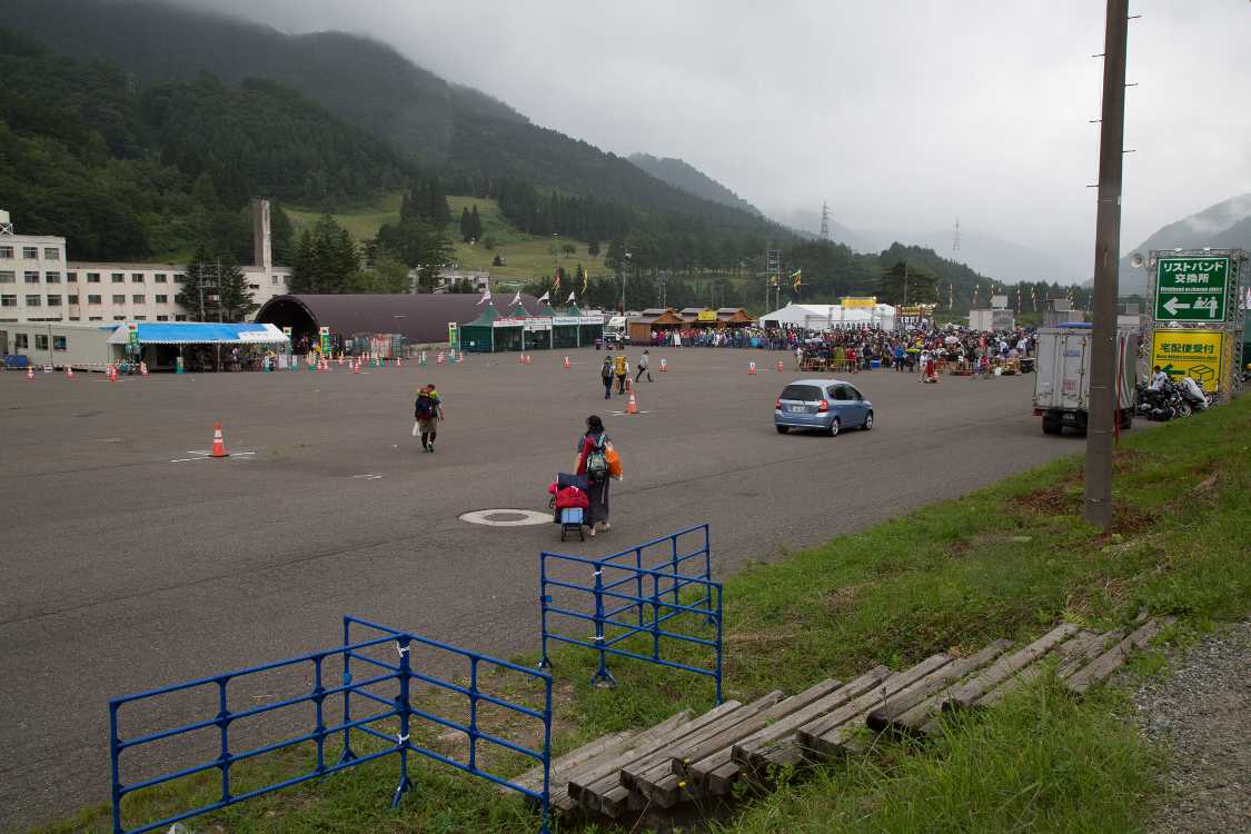 この階段からリストバンド交換所へ。