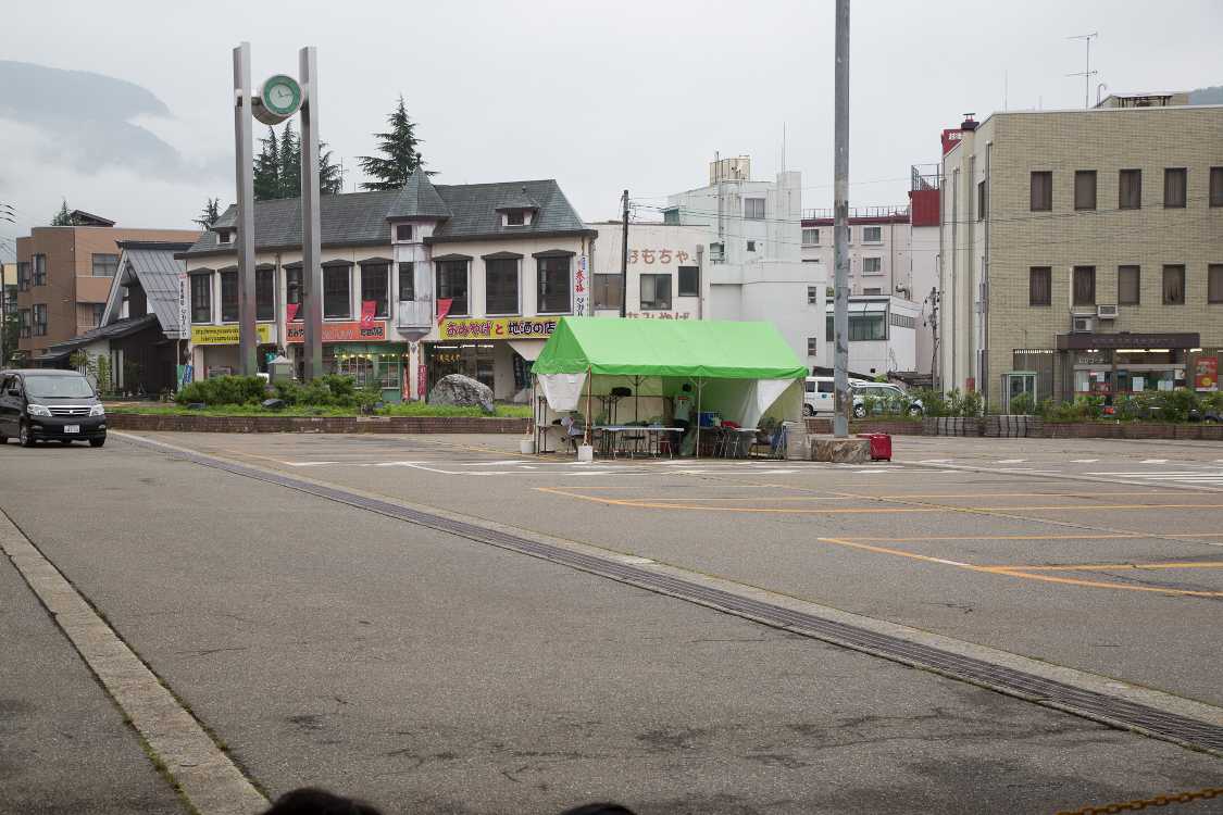 駅前のバス、タクシー乗り場。フジロックフェスティバルの期間はシャトルバス乗り場になる。