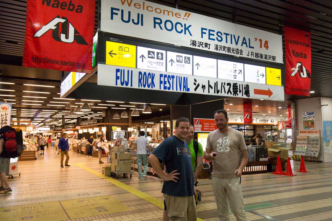 土産物店前。コールドプレイのTシャツを着ている外国人はフジロックの客でしょう。