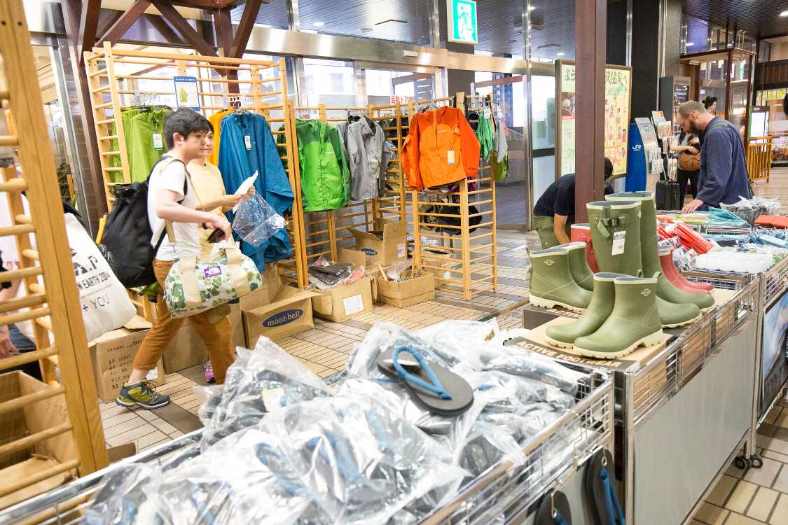 サンダルも長靴も揃う。