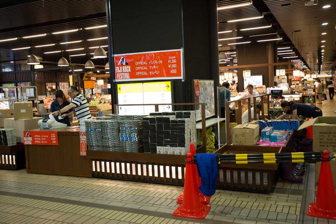 パンフレットとフジロッククッキー等の店。
