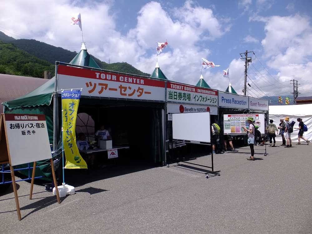 ホワイトボードが仕切り代わりになっています。