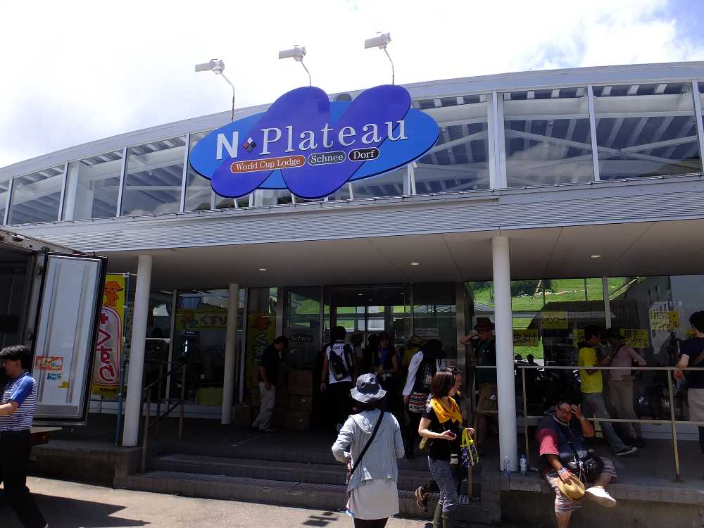 コンビニエンスストアのN・プラトー。