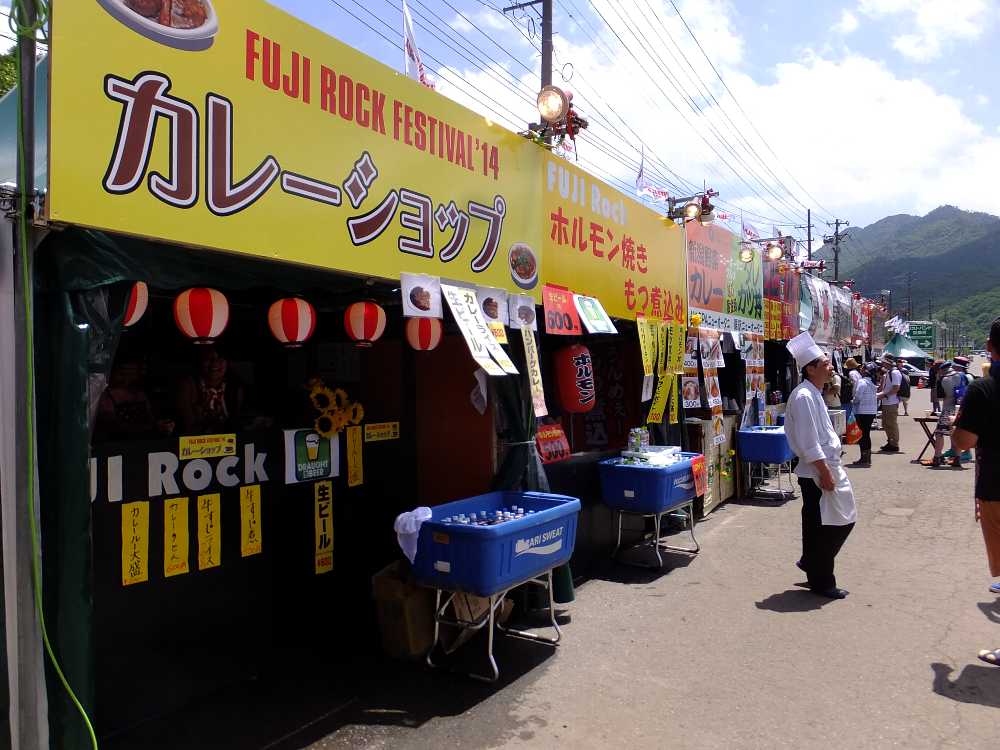 調理人の服装はホテルからの出店を思わせる。