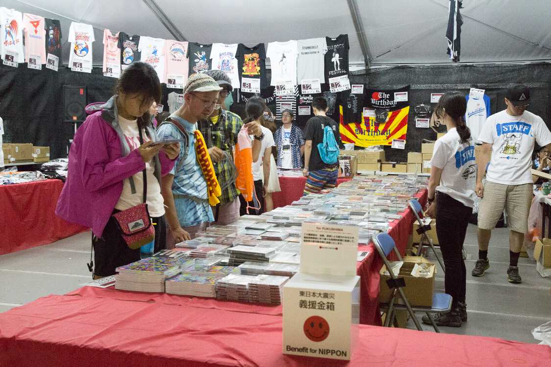 出演アーティストのCDなどを販売。土曜深夜の2時30分ごろ。