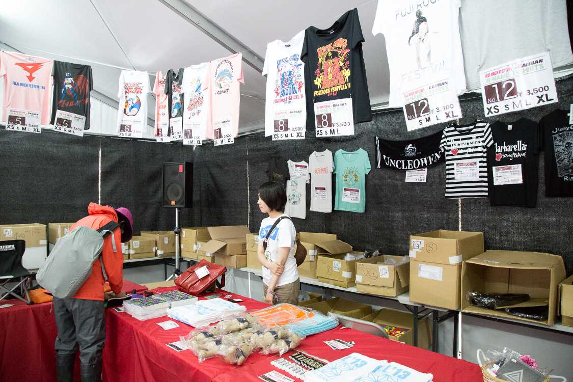 レッドマーキーのテントで作ったバッグなど、数年来販売されているものもある。