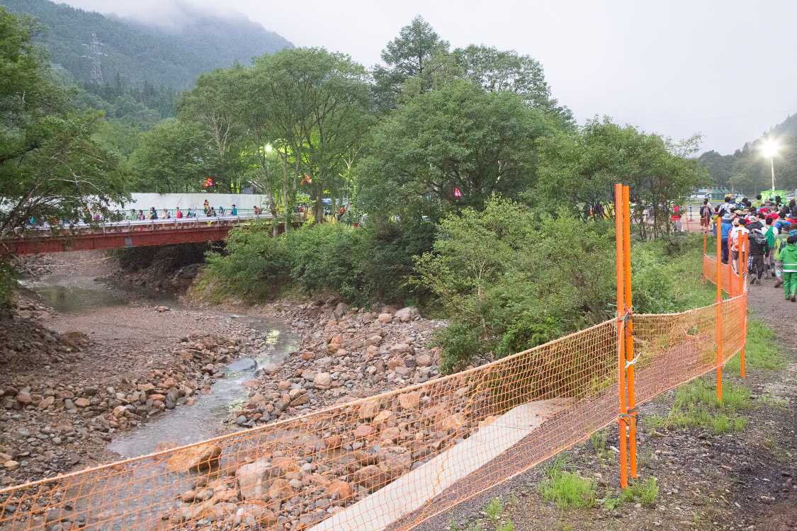 グリーンステージ寄りの仮設橋から入るようになっている。