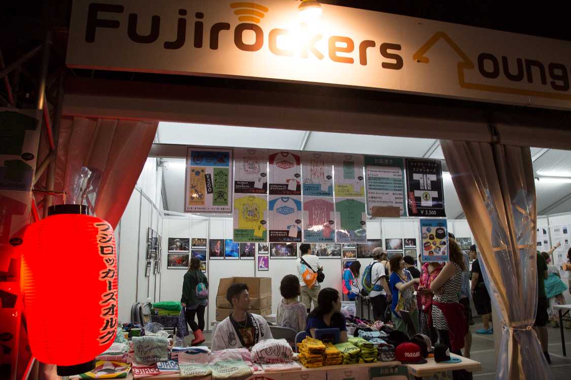 Tシャツをたくさん販売。フジロック全体で何種類のTシャツがあるのか。