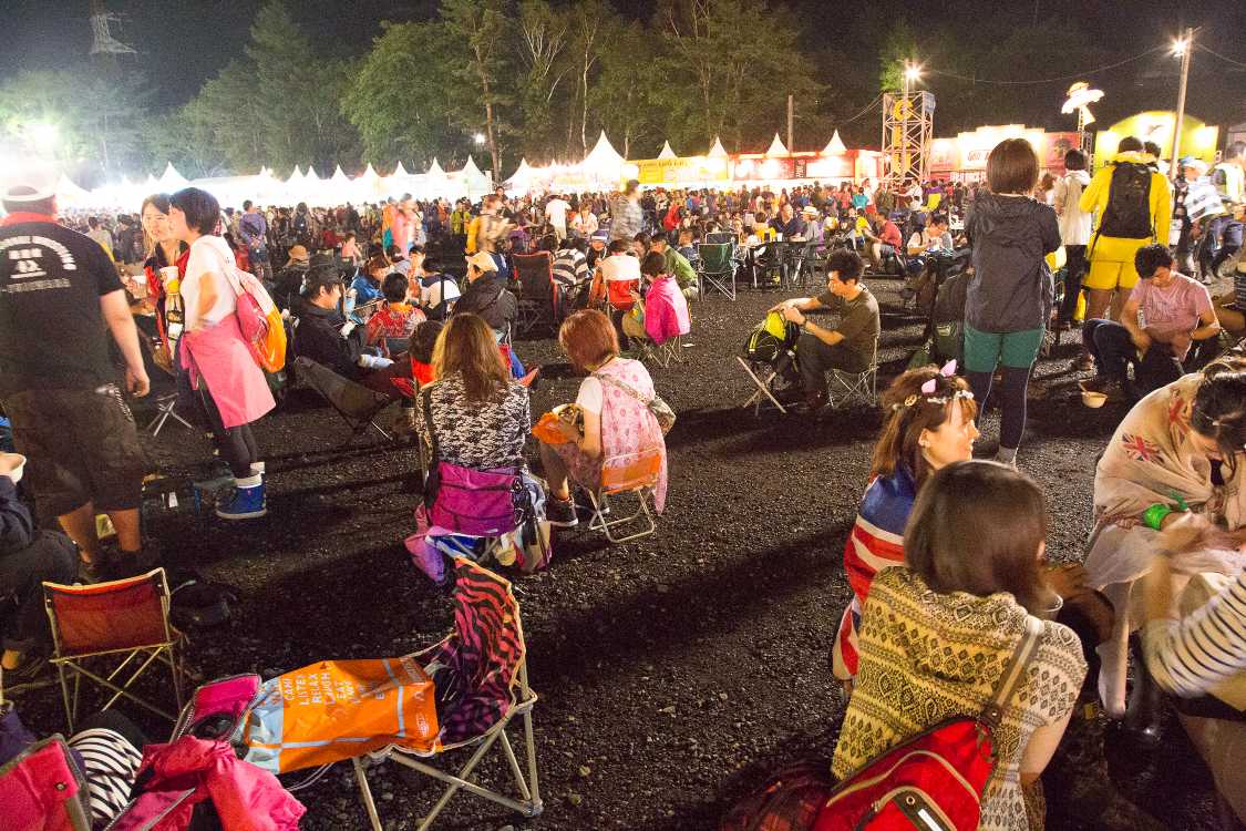 午後9時ごろ。オアシスエリアだけなら小型のいすの方が使いやすい。