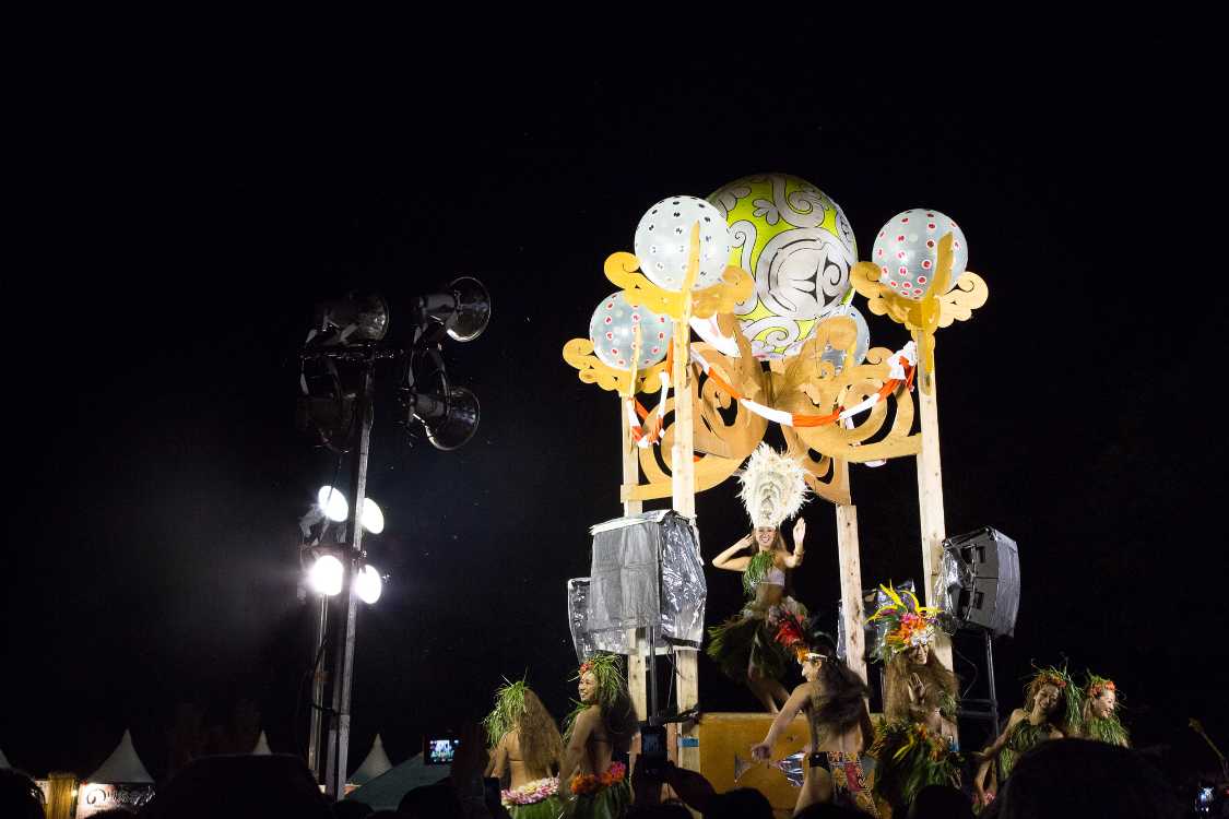 花火の直前にあるフラダンス。