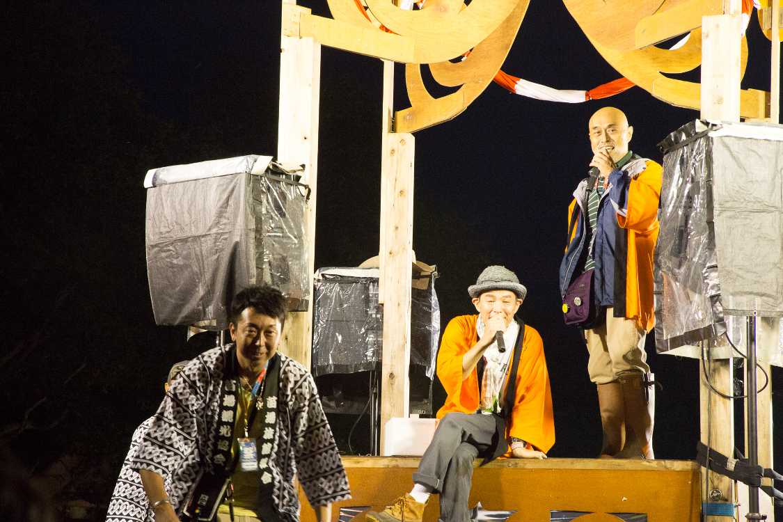 司会者は毎年、当選者が櫓に上がるたびに「何回目のフジロックか」を聞き、回数が多いとその人を賞賛します。10回以上の人に当たると、当選する資格は十分あるよね、というような雰囲気で賞品を渡します。このため、今では5回以下の人が当選すると申し訳なさそうに答えるようになっています。みんな同じチケットを買った客なのに、何回も来ている古いファンを賞賛するのは客に格差をつけているのと同じで、古いファンが新しいファンよりも格上であることを永遠に固定します。現実の社会にある古い人間と新しい人間の軋轢から解放されて、音楽の好きな人間がみんな対等に同じように音楽を楽しめるのが音楽フェスティバルのよさではないのか。なぜ「どのアーティストを見たいか」とか「どのアーティストが好きか」と聞けないのか。