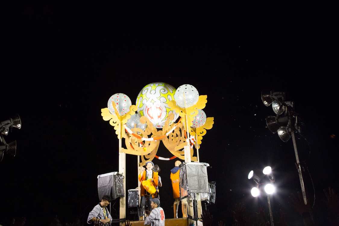 タワーレコードのグッズを投げる。