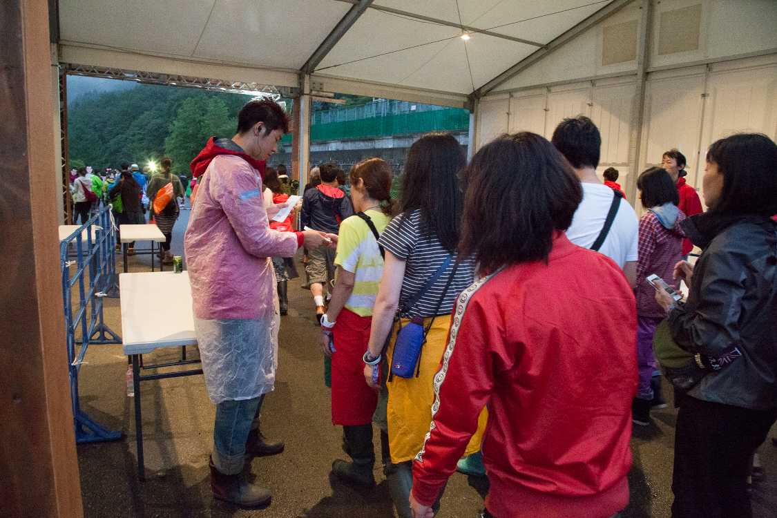 抽選券の配布。近年は4000枚前後のようです。