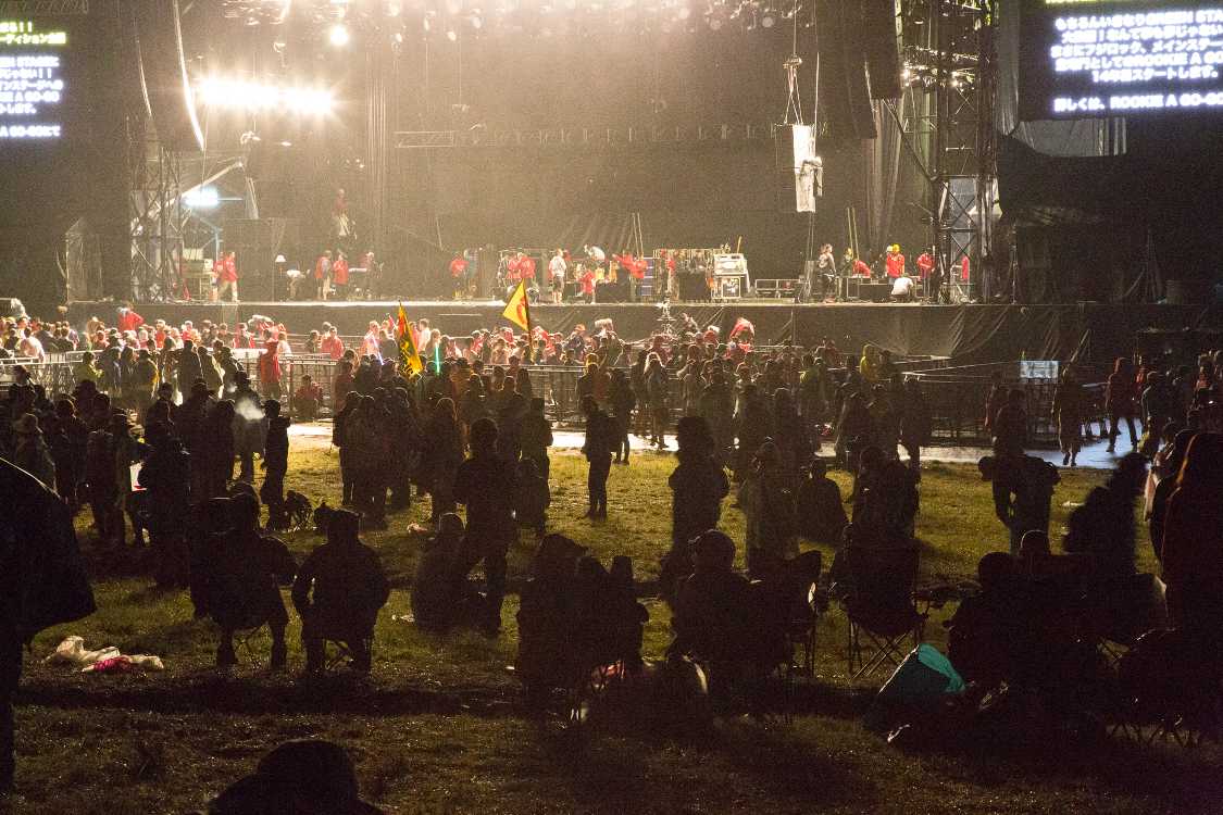 午前0時45分ごろ。観客側に照明がつく。