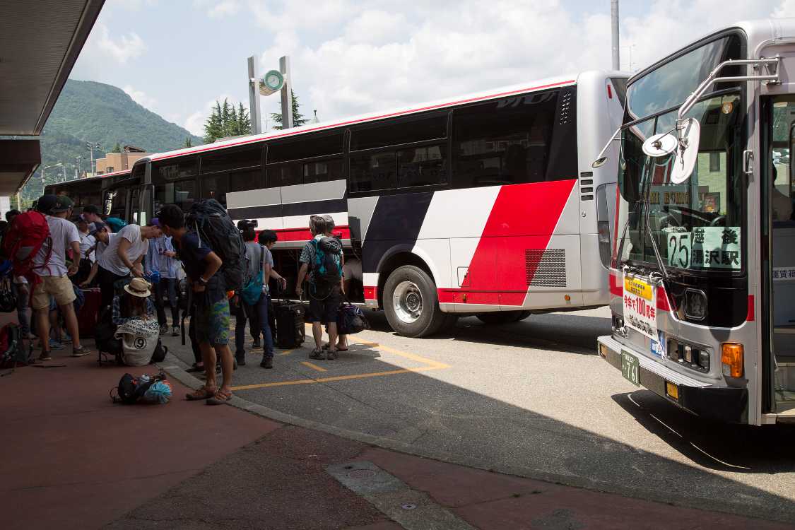 次々にバスが到着する。