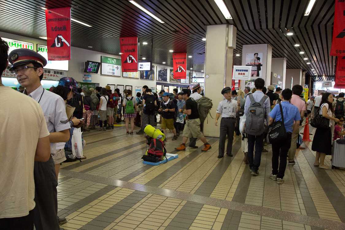 案内の駅員は多い。
