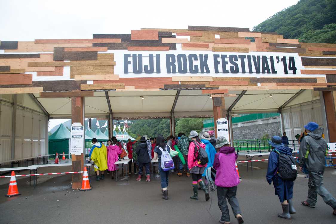 材料費は比較的安く済んだであろう入場ゲートのデザイン。