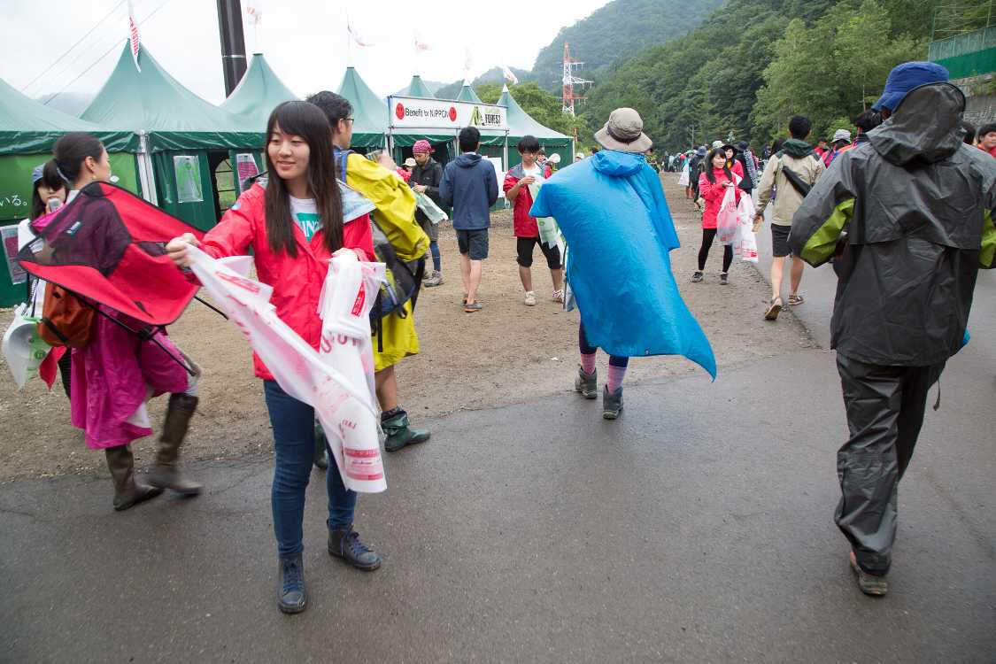 ごみ袋を配る人。