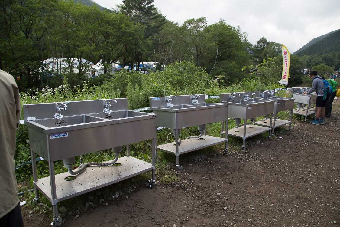 仮設トイレ横の流し台。