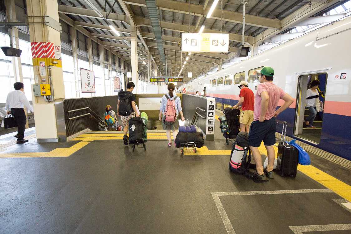 越後湯沢駅のホーム。到着するたびにフジロックの客が降車していきます。
