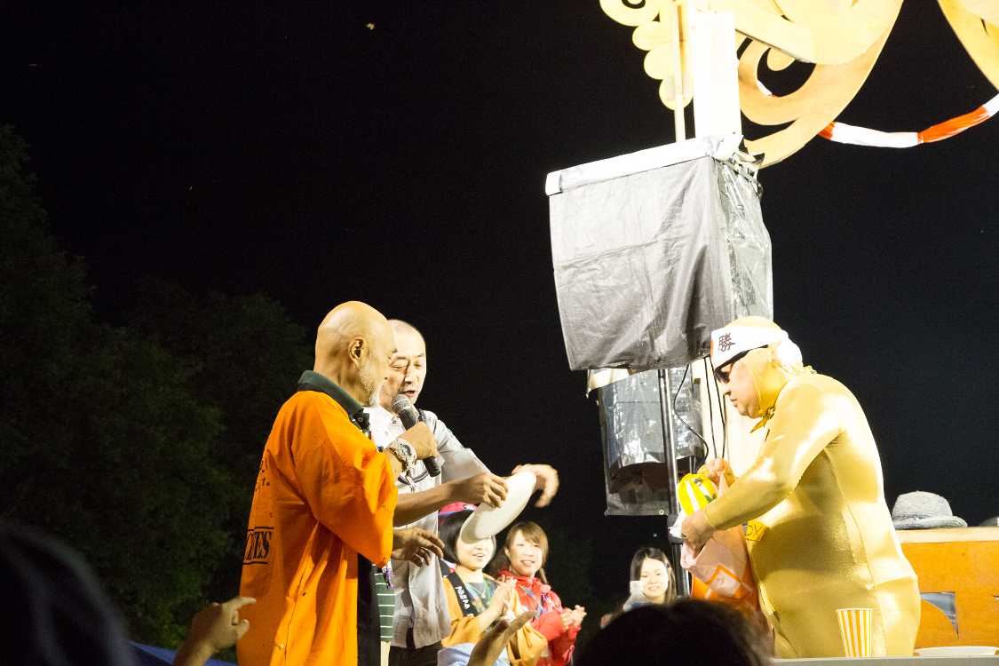 出場するのが前提とみられるファッション。