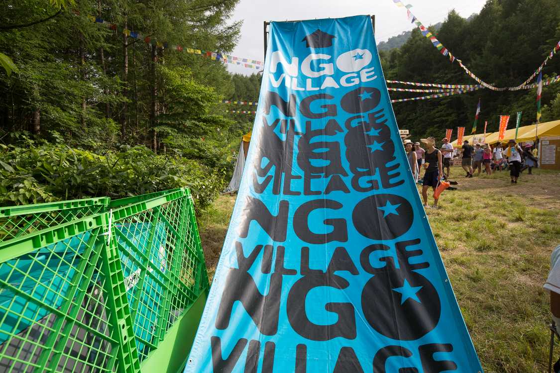 NGOビレッジは飲食店の並びの奥にある。