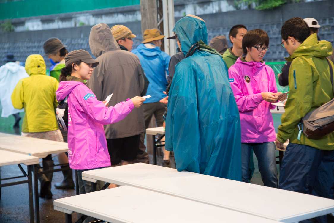 抽選券の配布。