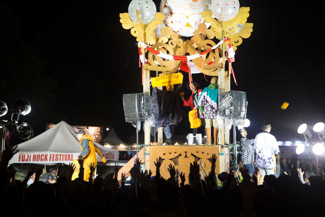 タワーレコードのタオル等を投げる。