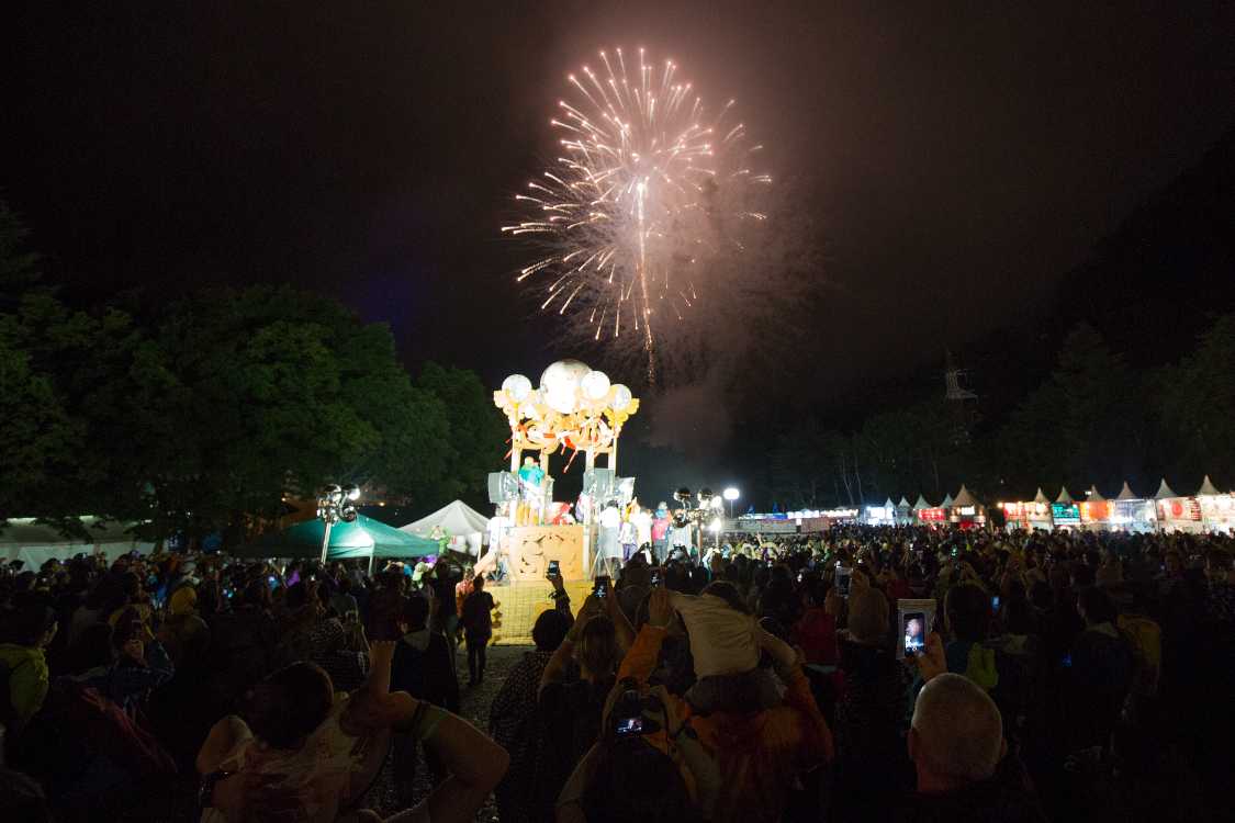 硝煙がそのままオアシスエリア方面に流れる。