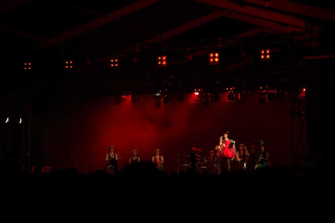 前夜祭のライブ。チャラン・ポ・ランタン。