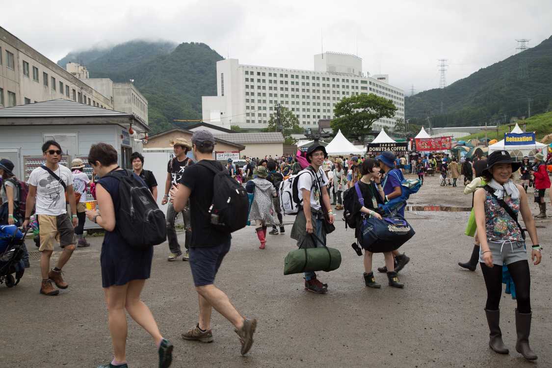 金曜午前中のキャンプサイト前。