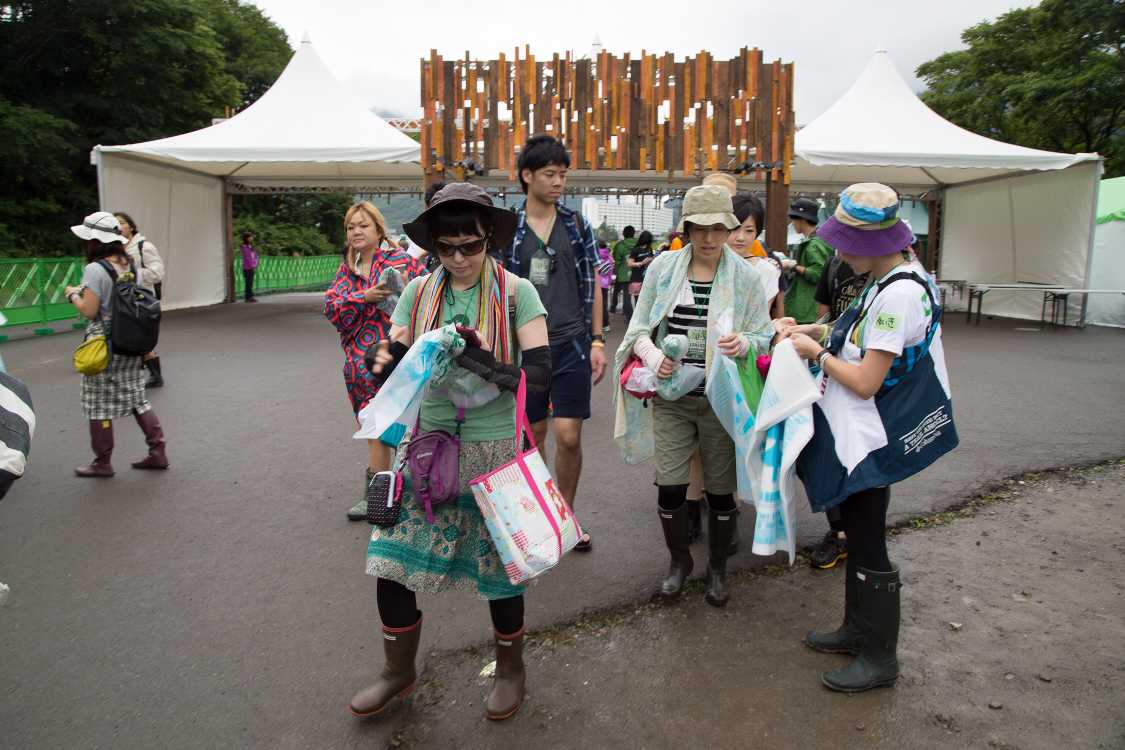 ごみ袋を配る人、受け取る人。