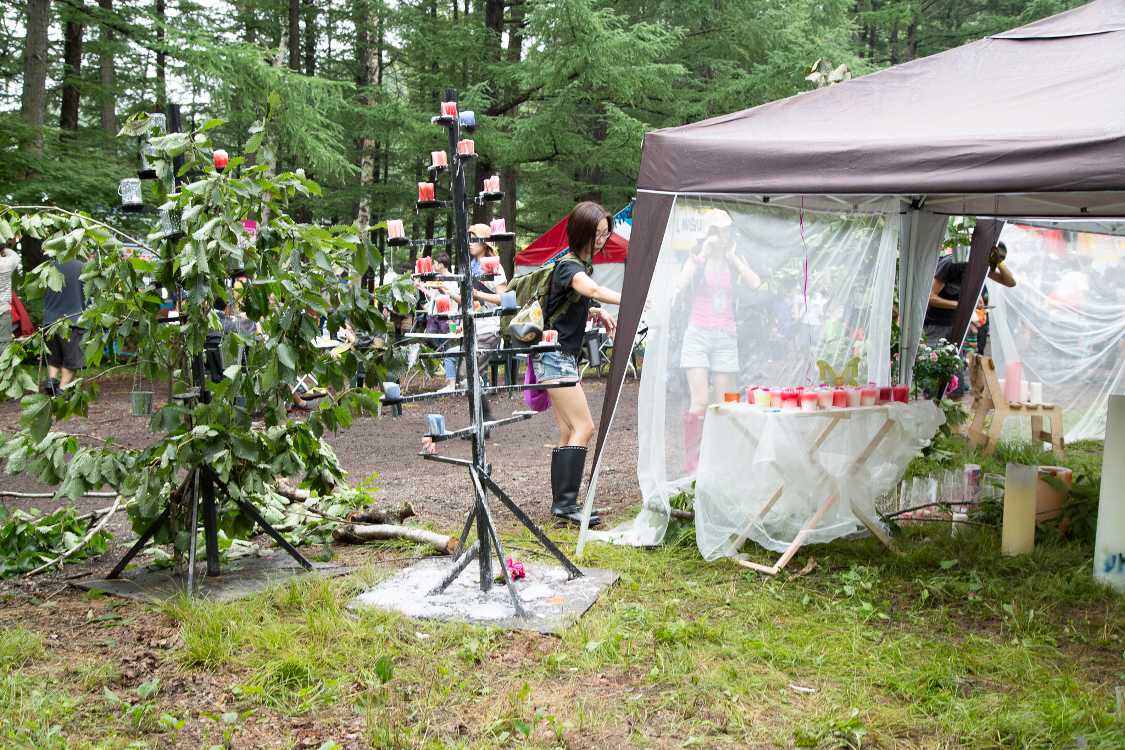 ワールドレストラン入り口のロウソクのテント。