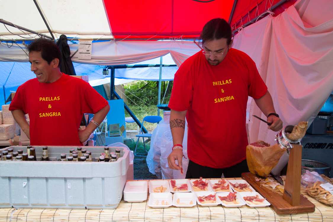 スペインハムをその場で切る。