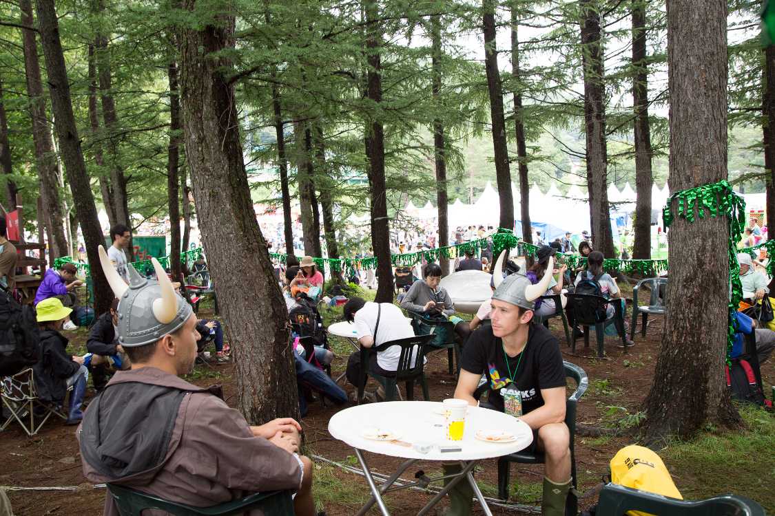 ワールドレストラン横の木陰。