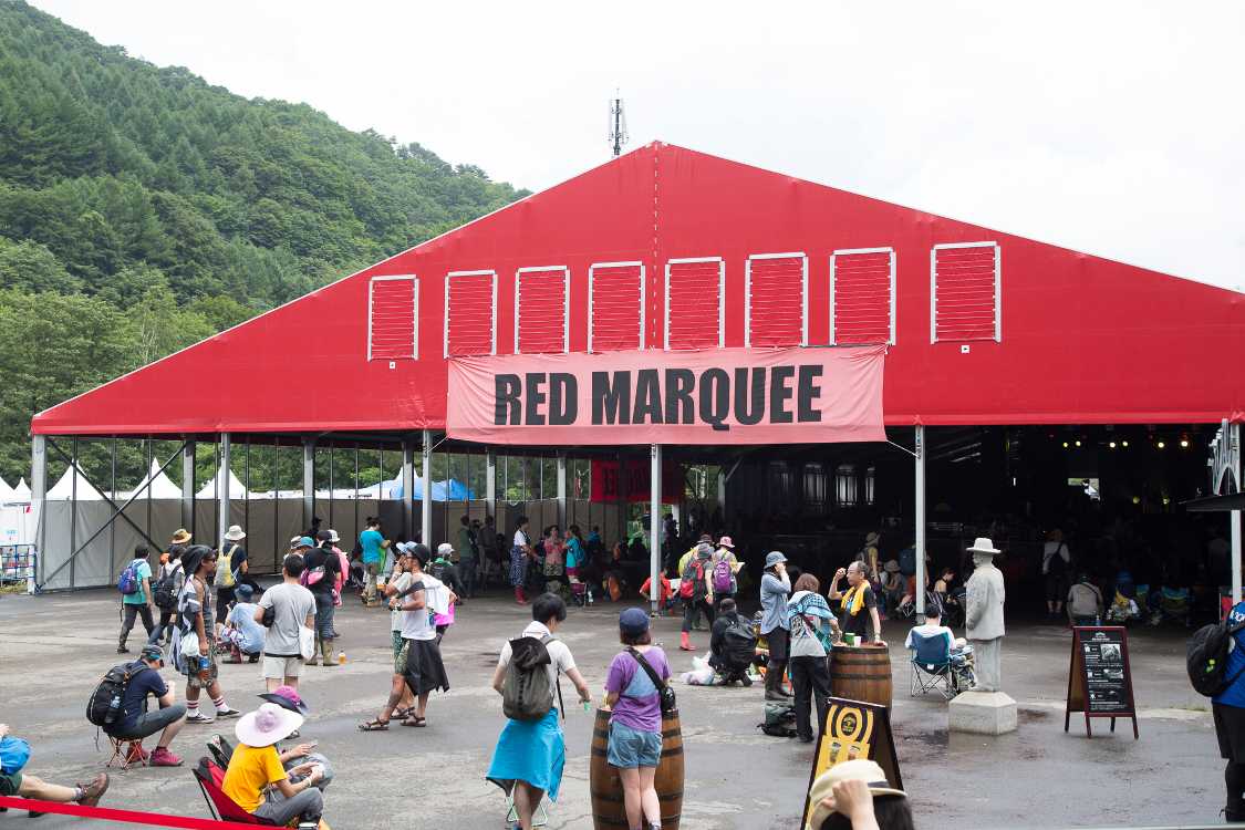 レッドマーキーの後方。金曜午後0時25分ごろ。