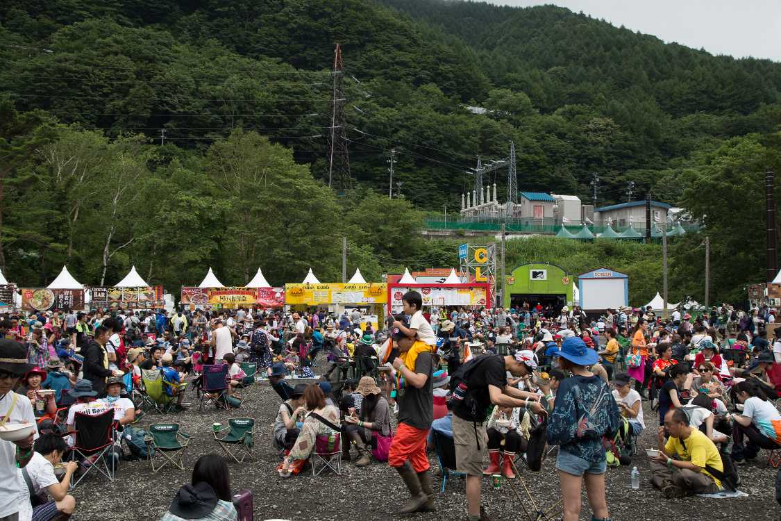 オアシスエリアの風景。金曜午後0時35分ごろ。