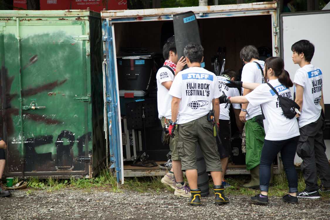 苗場食堂横にあるコンテナは苗場食堂ライブ用の倉庫でした。