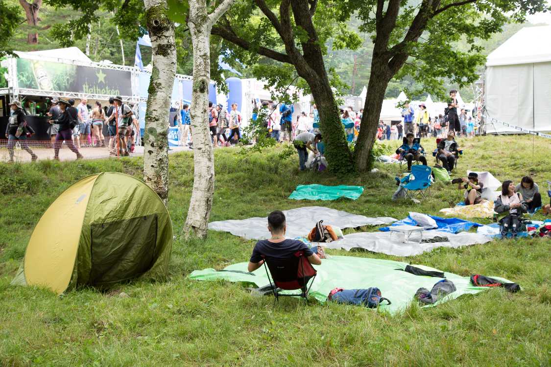 インフォメーション裏の木陰。金曜の午後1時ごろ。