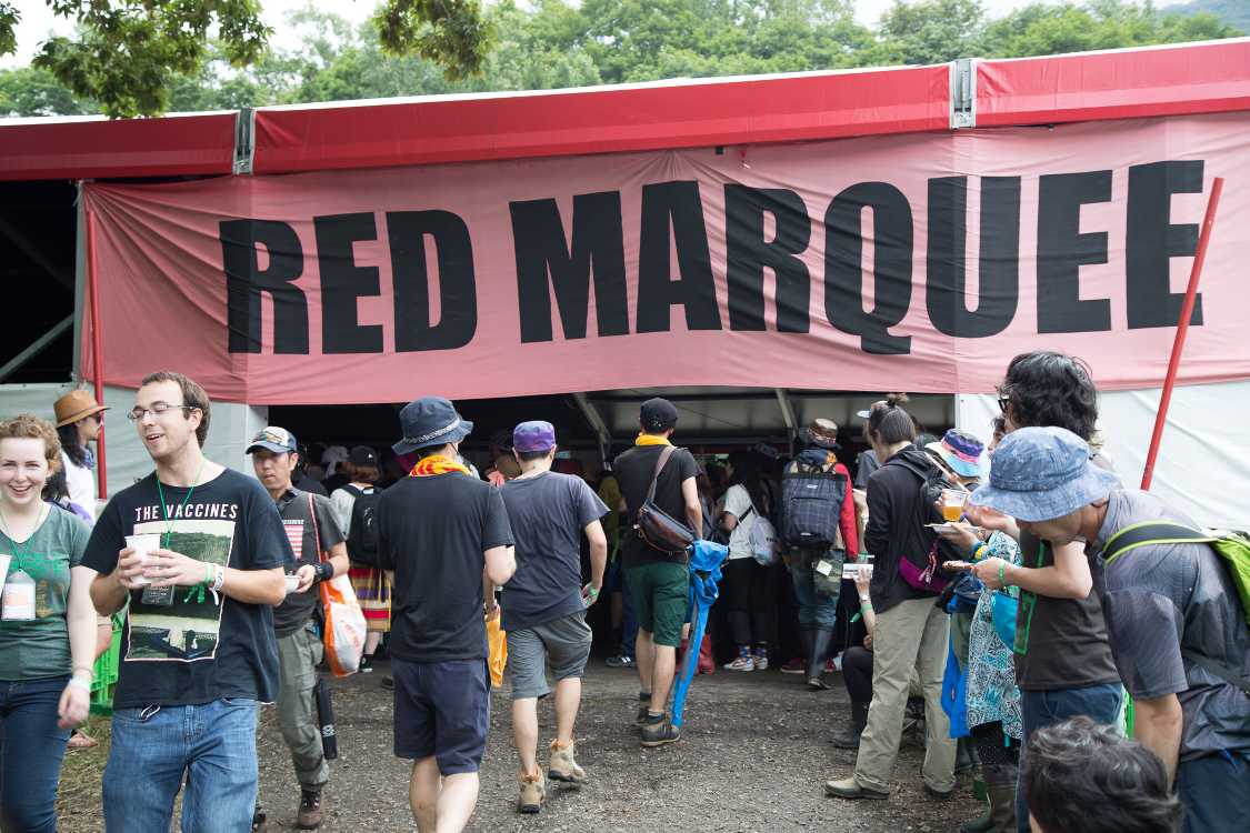 レッドマーキーのオアシスエリア側入り口。